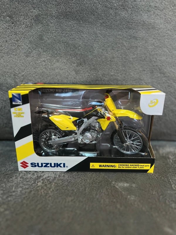 Moto Suzuki RM-Z 450. Scala 1:12.