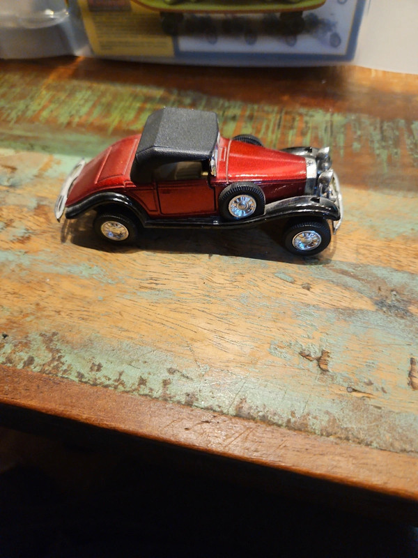Petite voiture miniature rouge ancienne – Collection vintage