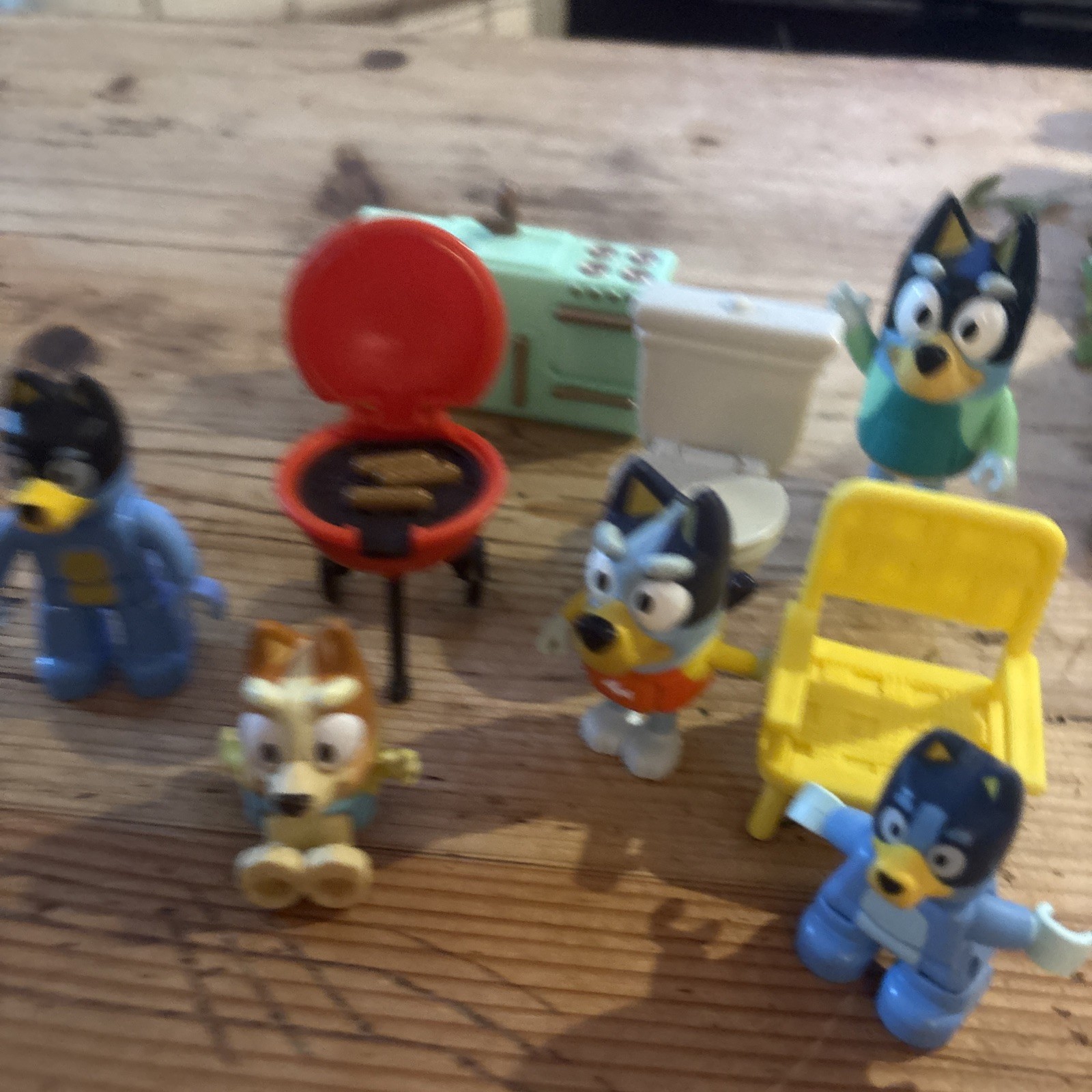 Statuine e mobili Bluey 9 pezzi. Bbq. Toilette giocattolo. (a36