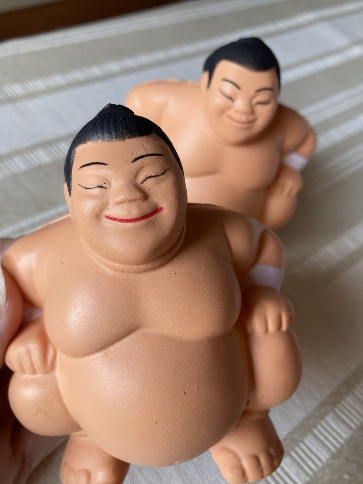 Sumo Wrestler COPPIA Figurine Giocattolo Giapponesi Antistress Squeeze 4"; Mai Usate