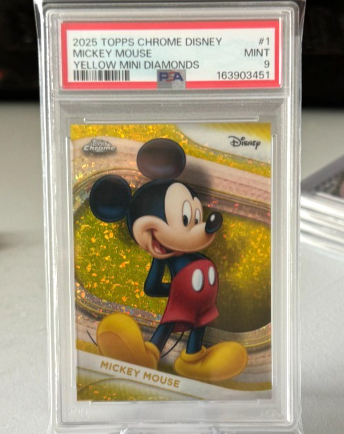 2025 Topps Chrome Disney Topolino Giallo Mini Diamanti PSA 9