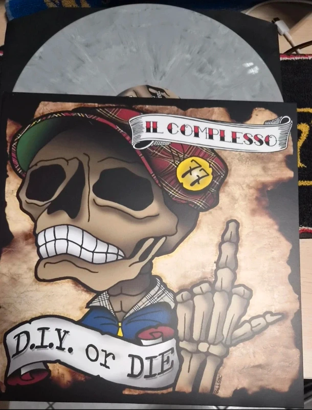 Il Complesso "D.I.Y. or Die"