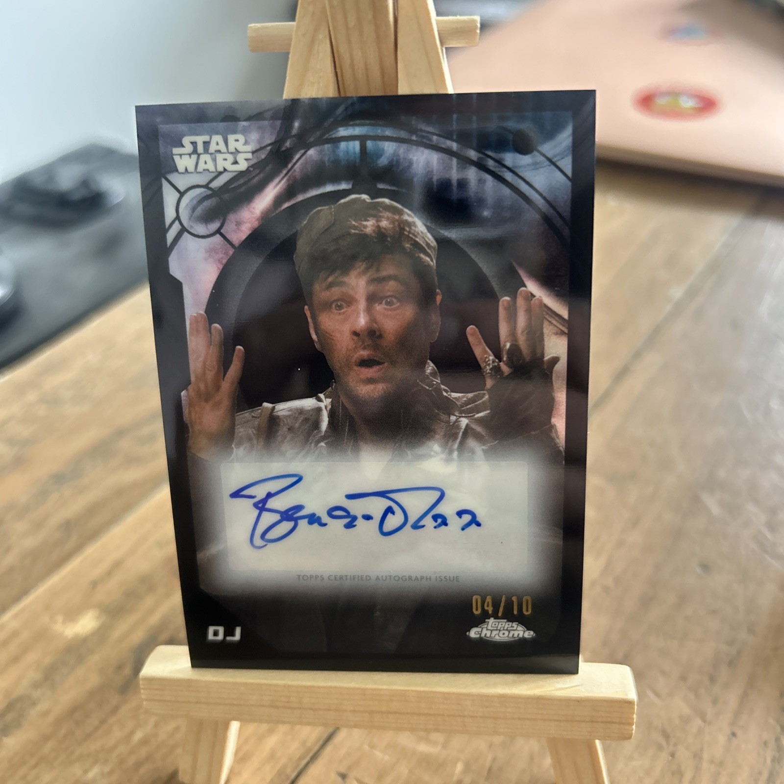 Topps 2026 Chrome Star Wars Benicio Del Toro DJ Auto A-BDT Serial 04/10