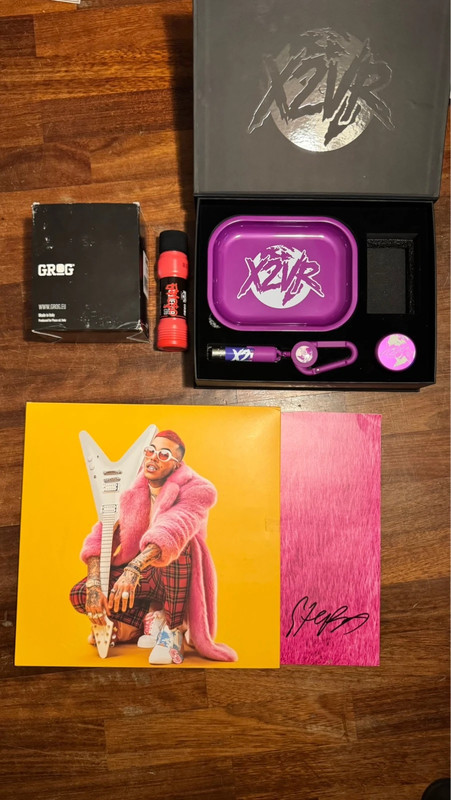 Lotto Sfera ebbasta Vinile rosa autografato + kit viola X2VR +Grog famoso