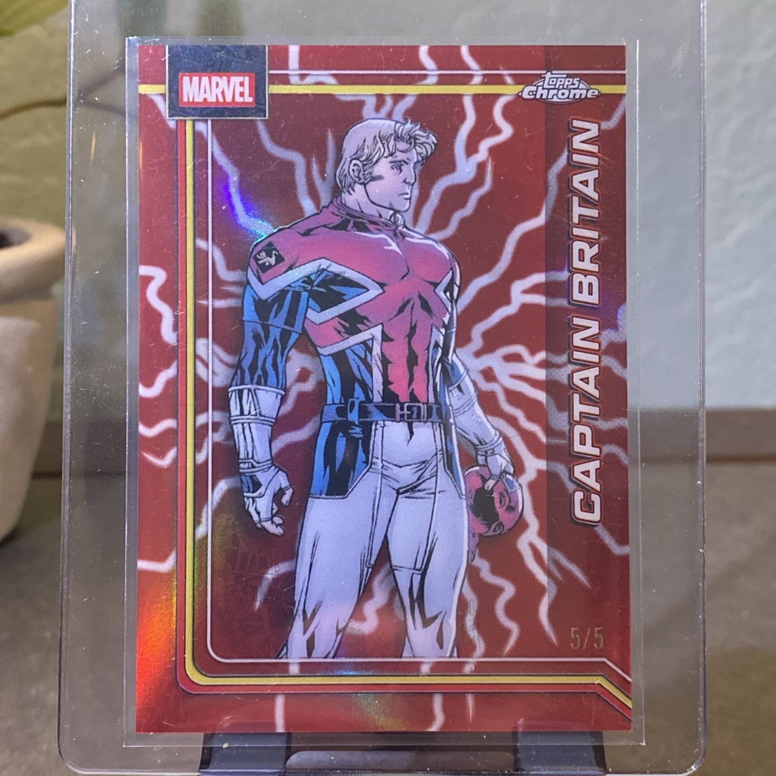 2026 Topps Chrome Marvel Captain Britain Storm’s Red Lightning rifrattore 5/5