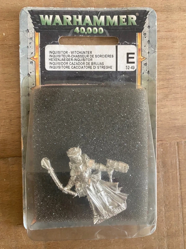 Warhammer 40k Female Witch Hunter Inquisitor with Plasma Pistol and maul Metal OOP