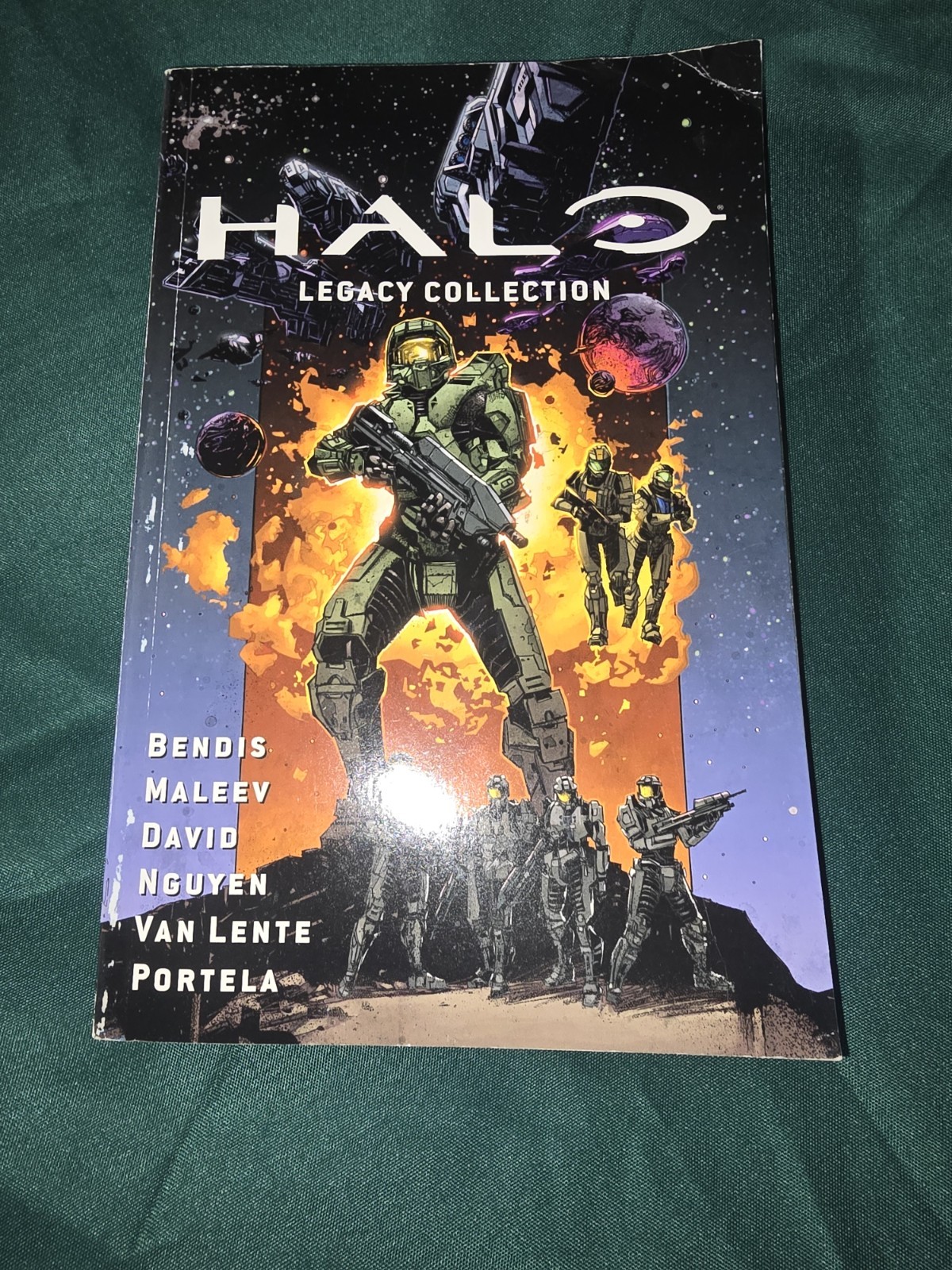 Dark Horse Books Halo: Legacy Collection graphic novel copertina morbida Master Chief