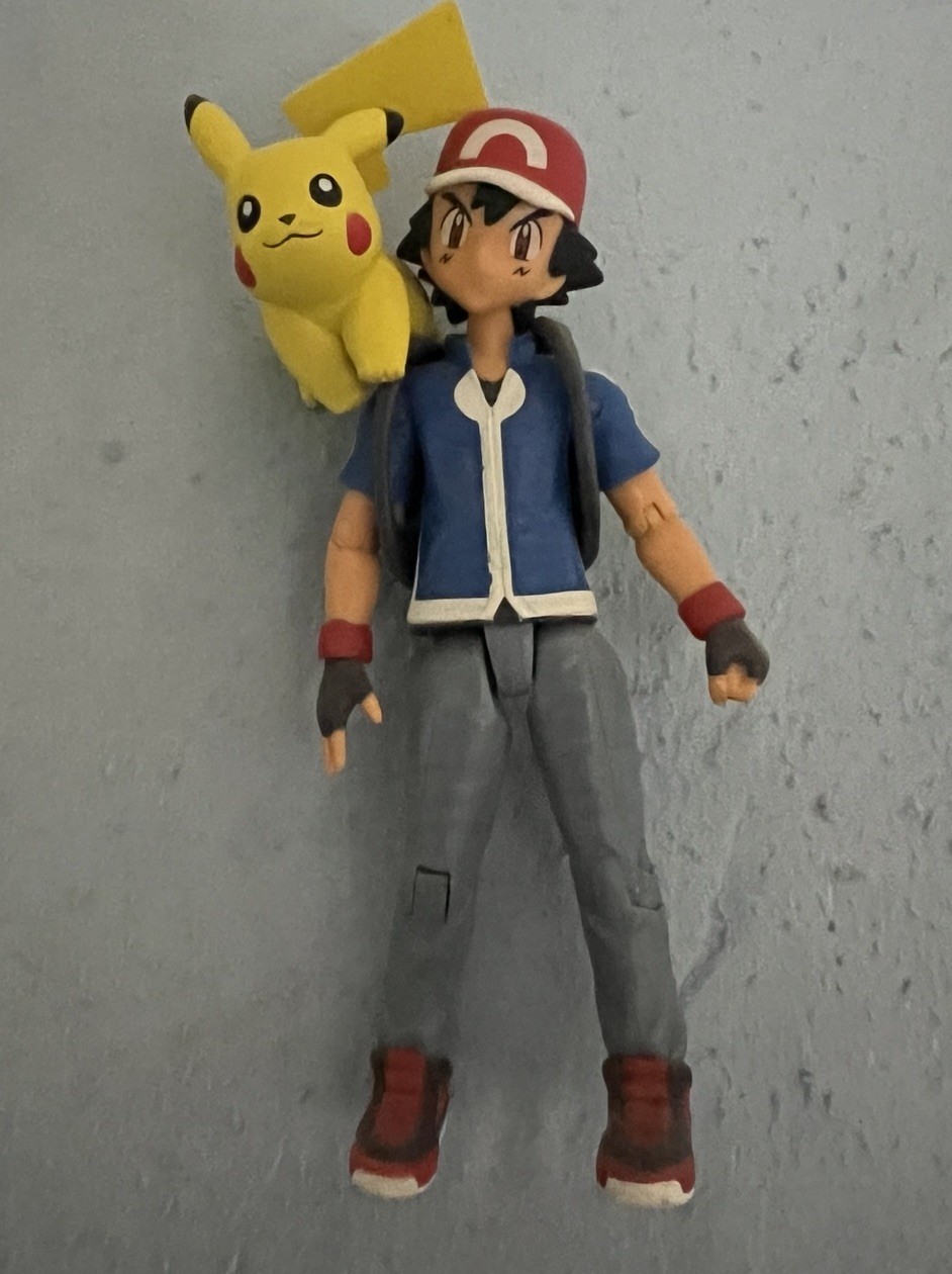 Figurina Allenatore Tomy Pokemon 2015 Cenere + Pikachu con articolazione 13pt