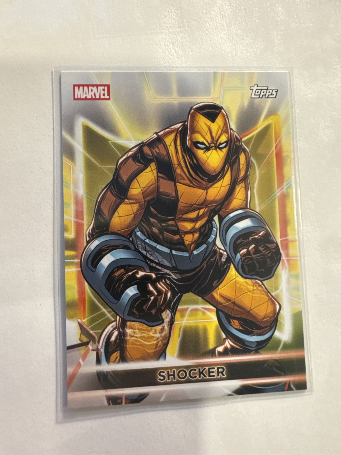 Topps Marvel Shocker 2026 carta collezionabile non sportiva #100 inglese formato standard