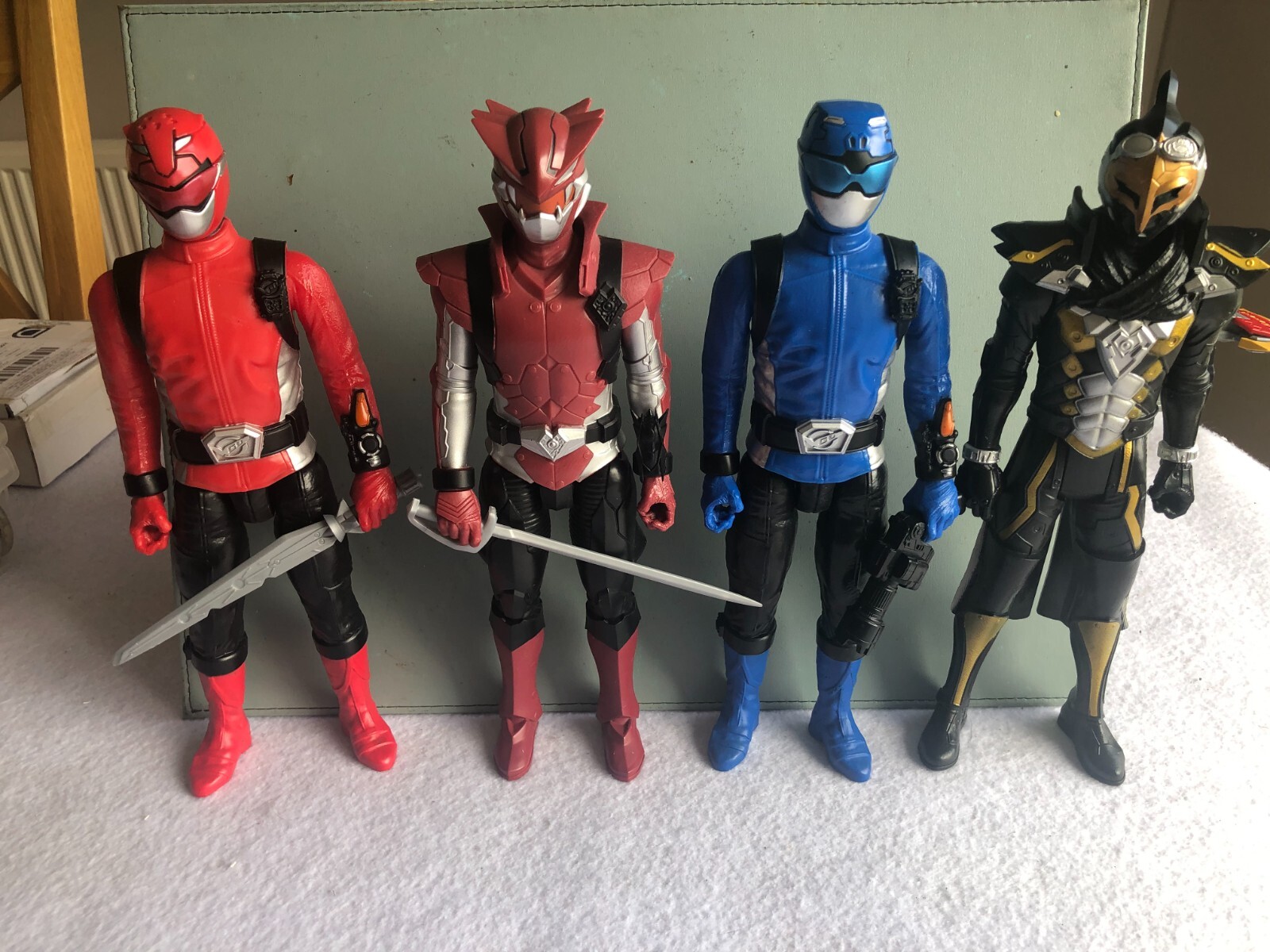 Power Ranger Beast Morphers 30 cm Set di 4 Rangers con armi 