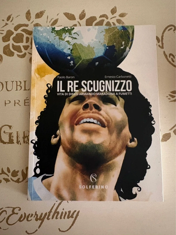 Libro Diego Armando Maradona Graphic Novel "Il Re Scugnizzo"