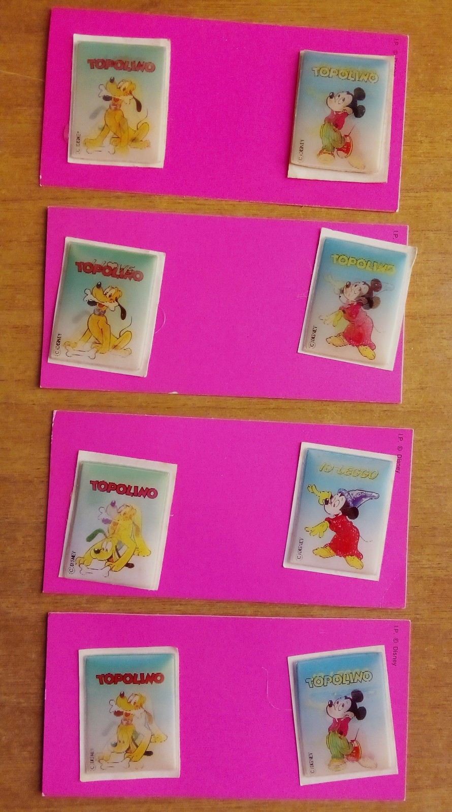 4 cartoncini 12x6 cm con attaccate 2 figurine olografiche Topolino Pluto